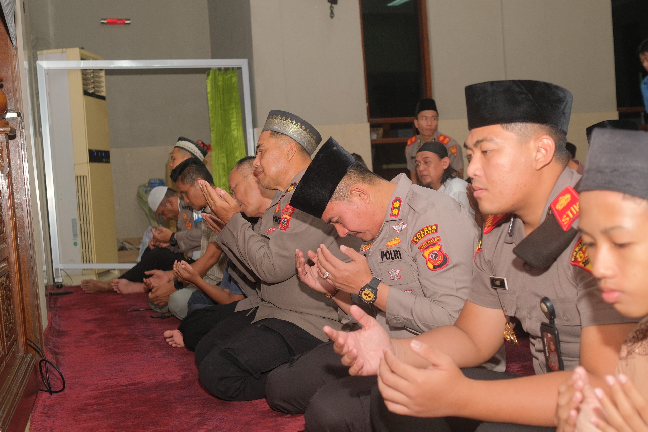 Kapolres Subang Pimpin Doa Bersama dalam Kegiatan Tarawih