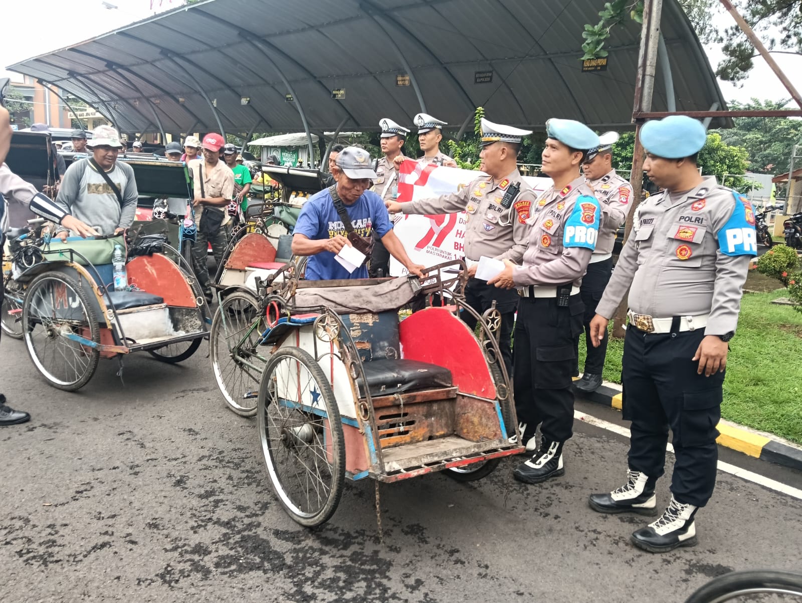 Propam Polres Subang Gelar Pengawasan Kegiatan Bakti Sosial Kepada Tukang Becak dalam Rangka Hari Bhayangkara ke-79