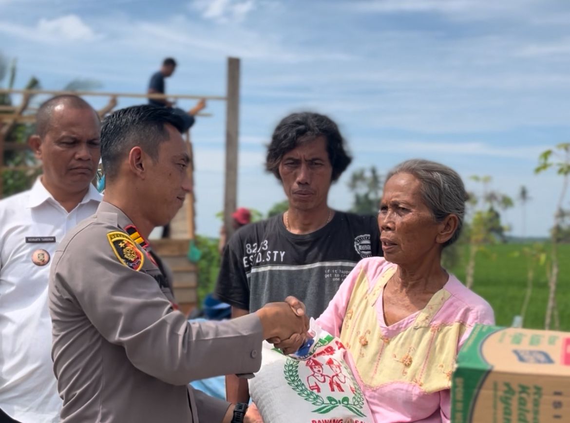 Kapolsek Kota Kisaran Berikan Bantuan kepada Warga Terdampak Bencana Alam